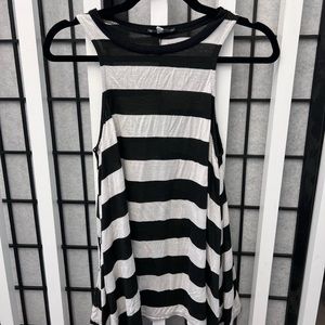 Black and white flowy tank top!